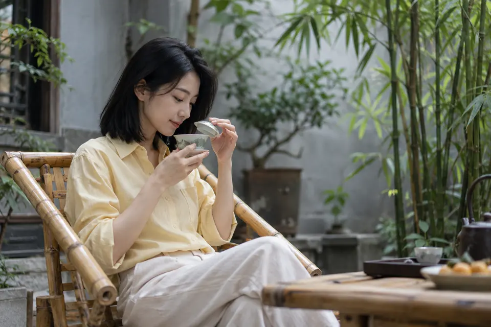 竹影院落中的茶桌与盖碗，适合安静闻香与品饮